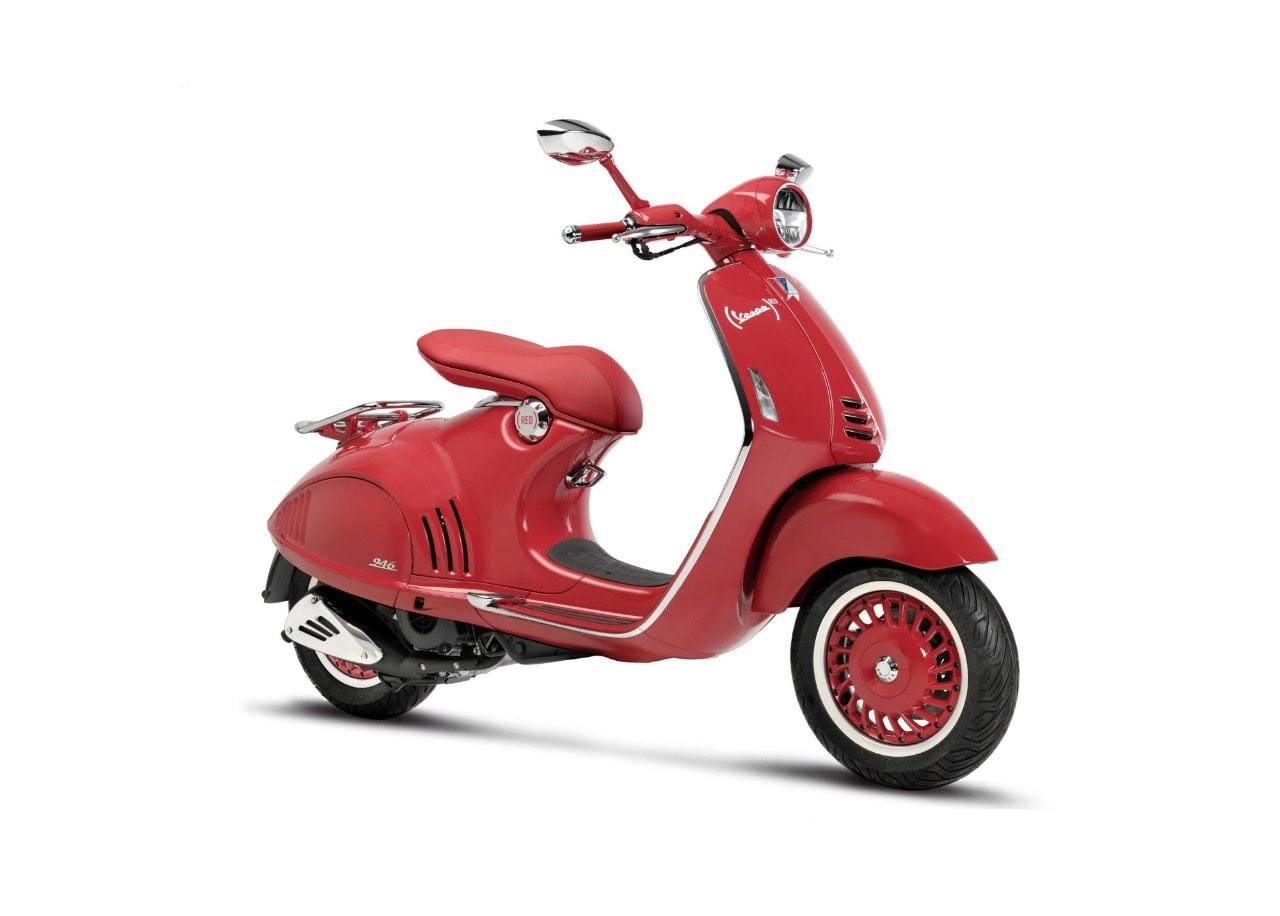 <div class='descrGalleryTitle'>(VESPA 946) RED </div><div class='descrGalleryText'><p>Nasce dalla collaborazione tra Gruppo Piaggio e (RED) e si veste interamente di rosso per partecipare ai programmi di lotta all’AIDS, alla tubercolosi e alla malaria di (RED), associazione fondata nel 2006 da Bono e Bobby Shriver, che ha contribuito per centinaia di milioni USD al Global Fund per la lotta ad AIDS, Tubercolosi e Malaria in Africa. (VESPA 946) RED rappresenta il modo più elegante e ricco di stile per dimostrare sensibilità a un grande problema e rappresenta l’opportunità di aderire concretamente a una battaglia di civiltà tra le più difficili. (VESPA 946) RED è l’ultima di Vespa 946, il modello più esclusivo, votato alla perfezione estetica e tecnologica che rievoca nel nome l’anno di nascita - il 1946 - dello scooter simbolo di eleganza italiana. Allo stesso tempo artigianale e futuristica, Vespa 946 racconta il nostro passato migliore e lo rinnova nell’estetica, nella cura dei dettagli, nel rispetto per l’ambiente. (VESPA 946) RED è il nuovo capitolo di una grande storia di bellezza, di entusiasmo, impegno e sensibilità.<br>
</p>
</div>